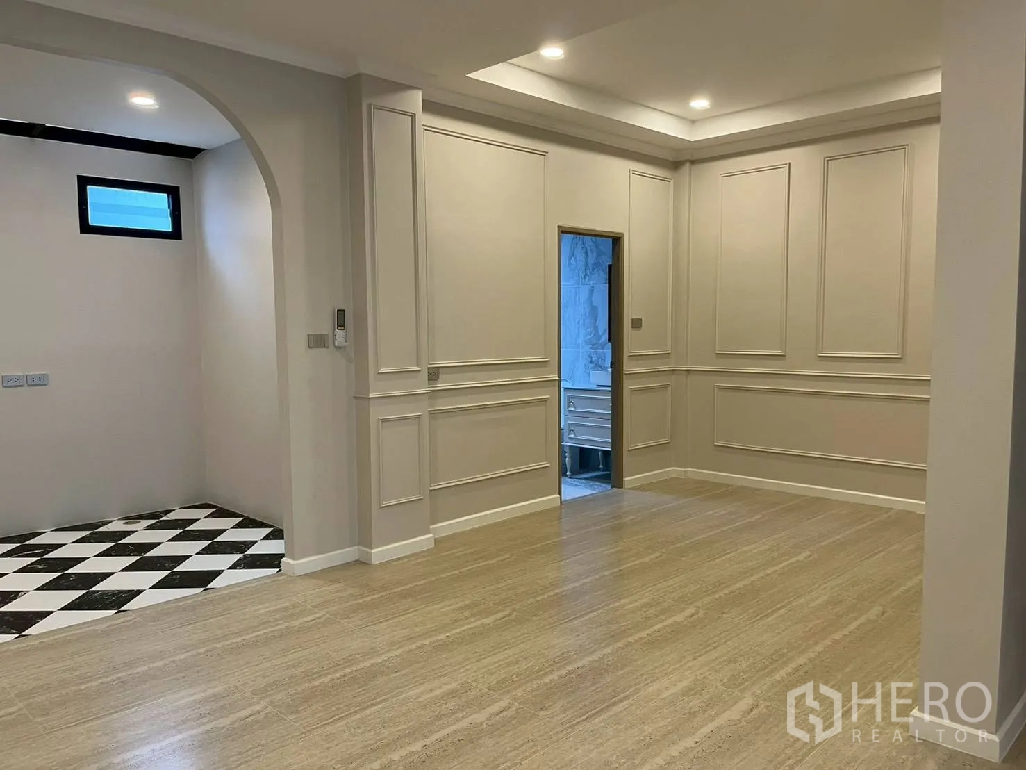 ทาวน์เฮาส์ for rent in Khlong Toei, Bangkok - พื้นที่นั่งเล่นโอเพ่นสเปซ มีซุ้มโค้งเข้าสู่โซนครัวและผนังบัวปูน.