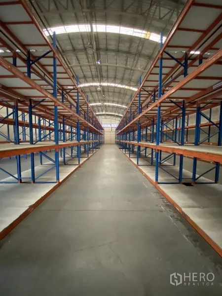 คลังสินค้า ให้เช่าในBang Phli, Samut Prakan - ภายในโกดังเพดานสูงมีชั้นวางพาเลทเรียงยาวใต้หลังคาโค้ง