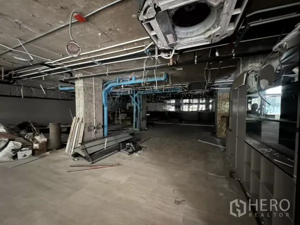 พื้นที่ขายปลีก ให้เช่าในKhlong Toei, Bangkok - ภายในสภาพดิบ เพดานเดินท่อและท่อลมสีฟ้า พร้อมพื้นที่โล่ง