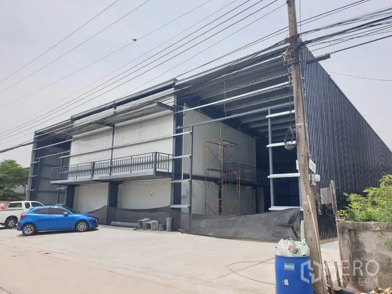 คลังสินค้า ให้เช่าในLam Luk Ka, Pathum Thani - ด้านหน้าโกดังโครงสร้างเหล็กพร้อมสำนักงานชั้นลอยสองชั้นและที่จอดรถ