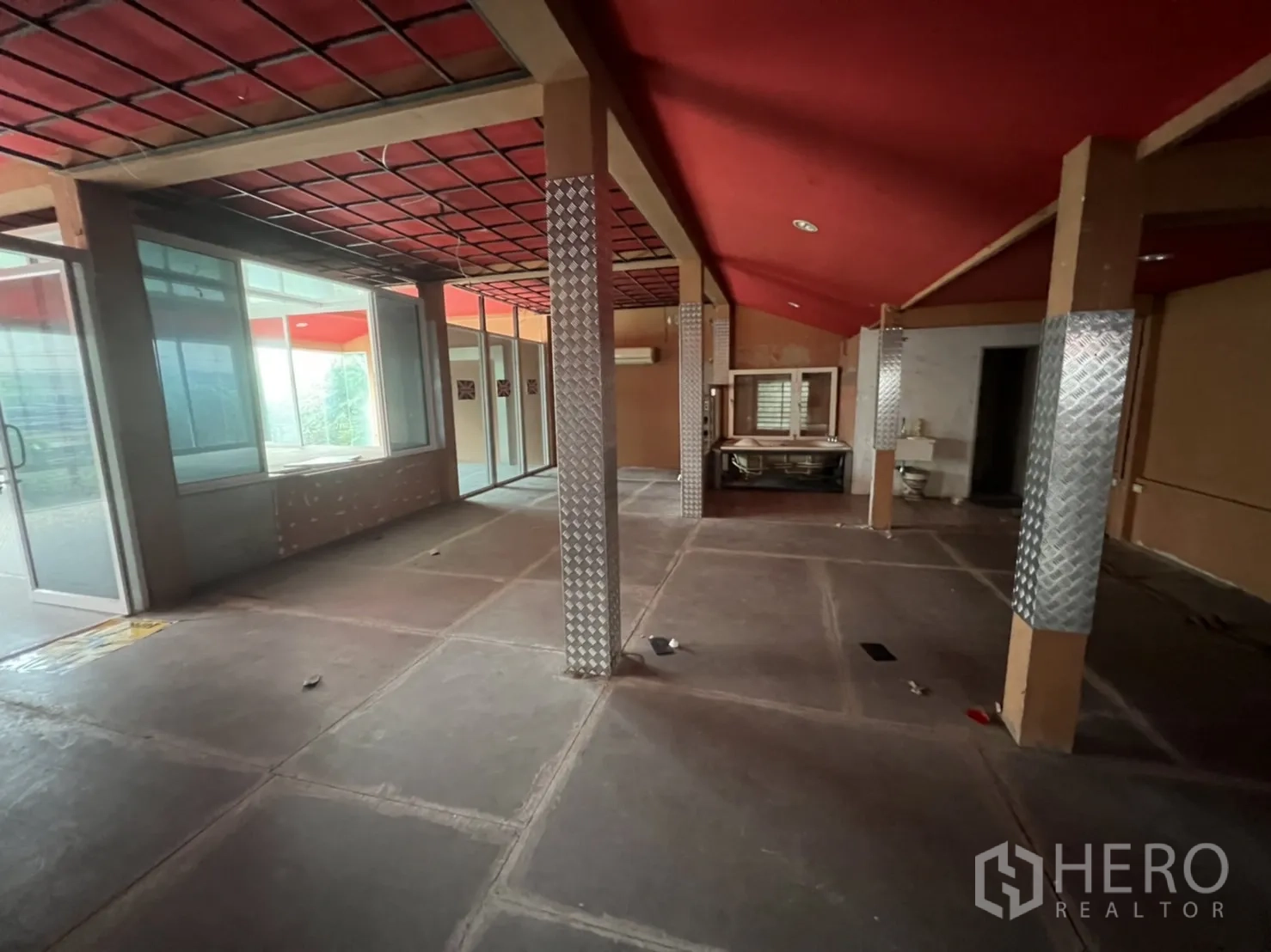 店屋 出租在Watthana, Bangkok - 狭长服务通道，混凝土墙与管线，尽头采光。