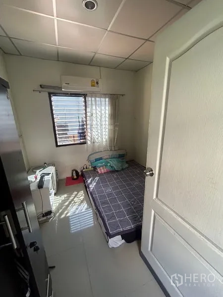 อาคารพาณิชย์ ให้เช่าในKhlong Toei, Bangkok - ห้องนอนขนาดกะทัดรัดพร้อมเครื่องปรับอากาศ หน้าต่าง และพื้นกระเบื้อง