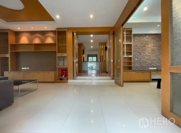 บ้าน ให้เช่าในChatuchak, Bangkok - โถงนั่งเล่นแบบโอเพ่นพร้อมตู้บิลท์อินไม้และพื้นกระเบื้องเงางาม