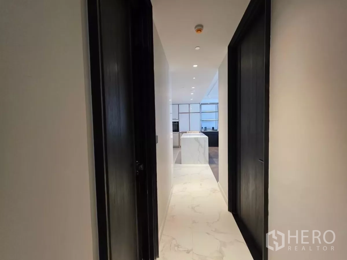 คอนโด ให้เช่า - เคาน์เตอร์ล้างหน้าในห้องน้ำแขก ใกล้หน้าต่างวิวเมือง ลายกระเบื้องสีน้ำเงิน