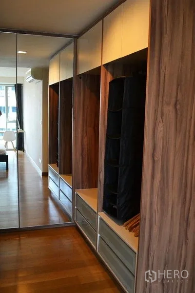 คอนโด ให้เช่าในWatthana, Bangkok - โถงวอล์กอินคลอเซ็ตพร้อมบานกระจกและตู้เก็บของลายไม้
