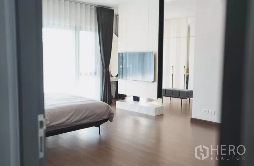 Detached House for rent in Bang Phli, Samut Prakan - Guest bedroom with full-height wardrobe and dressing alcove.