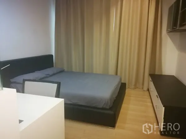 คอนโด ให้เช่าในKhlong Toei, Bangkok - ห้องนอนพร้อมเตียงคู่ โต๊ะทำงาน ตู้เก็บของ และผ้าม่านทึบ พื้นไม้