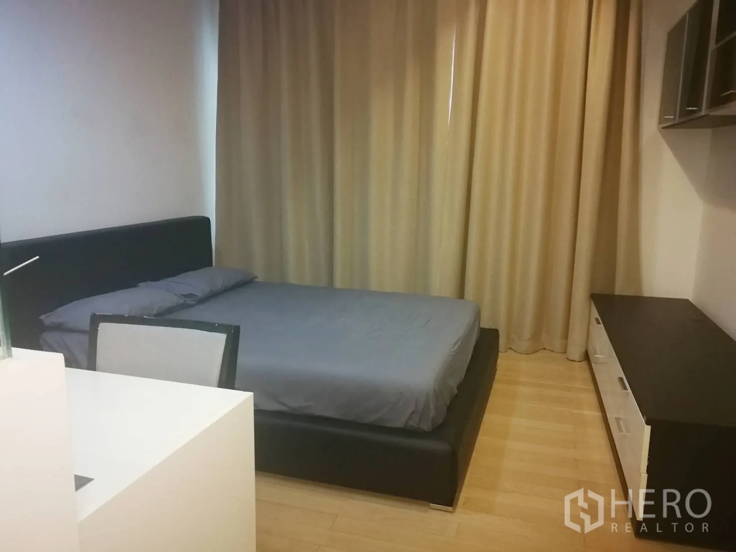 คอนโด ให้เช่าในKhlong Toei, Bangkok - ห้องนอนพร้อมเตียงคู่ โต๊ะทำงาน ตู้เก็บของ และผ้าม่านทึบ พื้นไม้