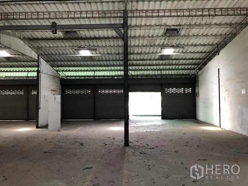 คลังสินค้า ให้เช่าในKhlong Luang, Pathum Thani - มุมมองภายในไปยังประตูม้วนหลายจุด ใช้โหลดสินค้าและระบายอากาศ