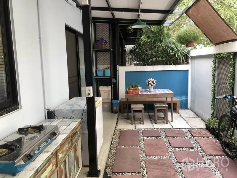 Townhouse for rent in Saphan Sung, Bangkok - Outdoor Thai kitchen and garden seating under a roof surrounded by greenery