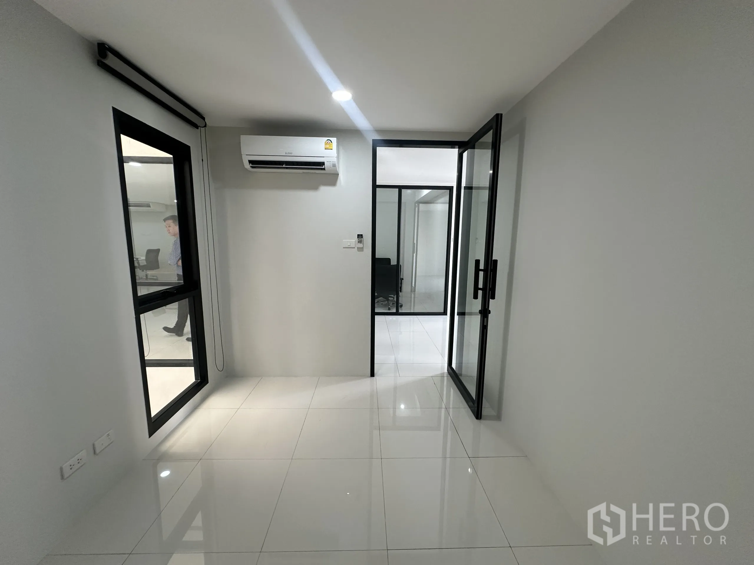 สำนักงาน ให้เช่าในPrawet, Bangkok - ห้องทำงานเล็ก ประตูกระจกและแอร์แขวนผนัง