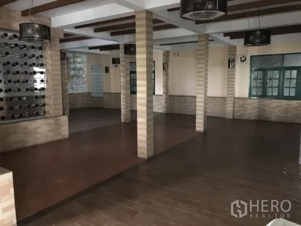 零售空间 出租在Khlong Toei, Bangkok - 开放式大厅，多根立柱、木纹地面、特色灯具与大窗