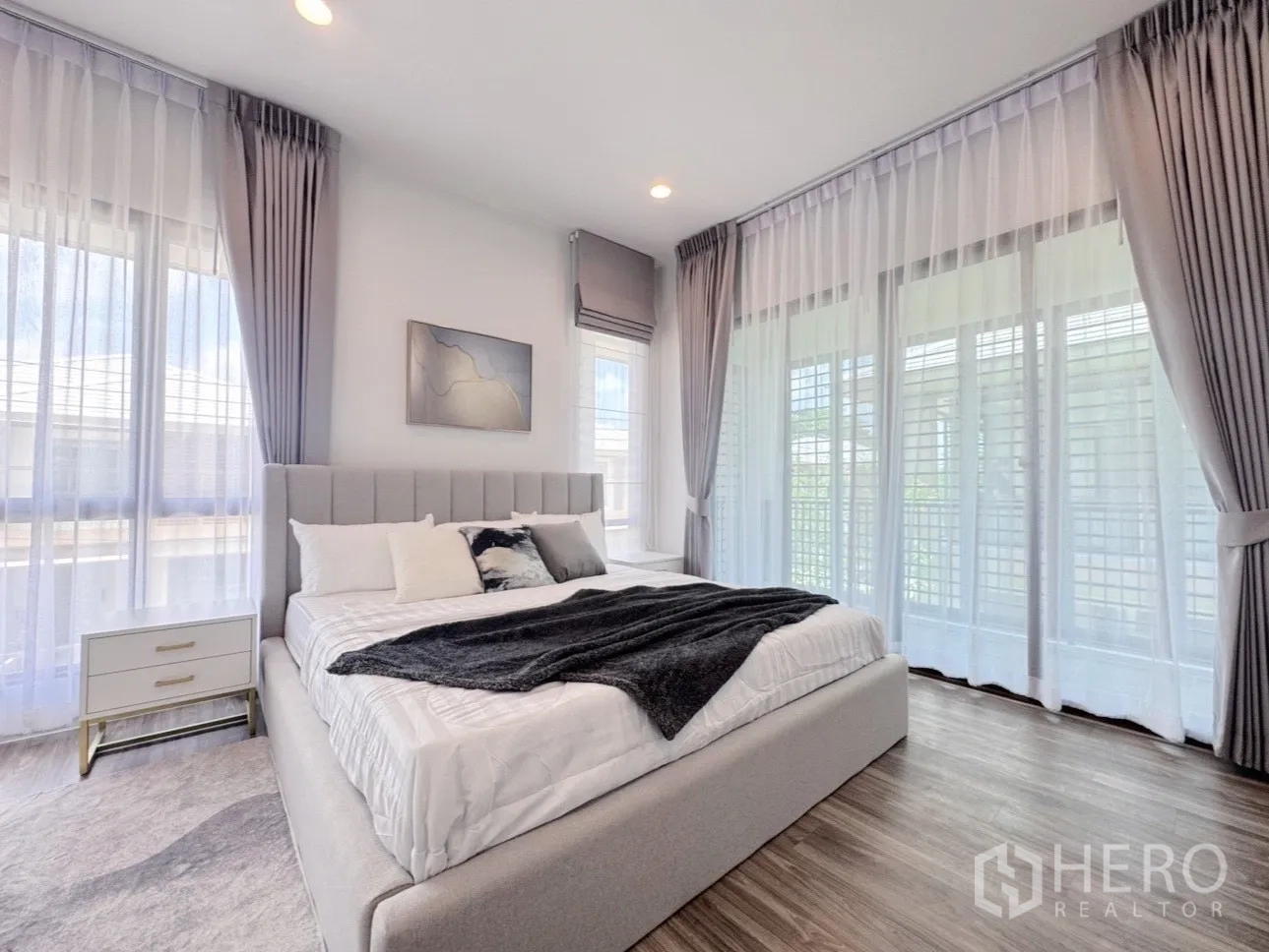 บ้าน ให้เช่าหรือขายในBang Kapi, Bangkok - ห้องนอนใหญ่ผนังกระจกยาว ผ้าม่านทิ้งตัว รับแสงธรรมชาติ