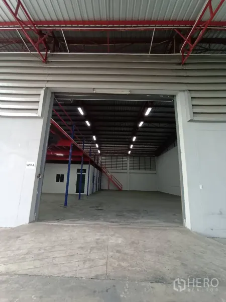 Warehouse for rent in Lat Krabang, Bangkok - Front loading bay with wide entrance and concrete ramp into the warehouse.