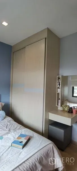 联排别墅 出租在Prawet, Bangkok - 卧室一角，内置推拉衣柜与梳妆台，色调柔和。