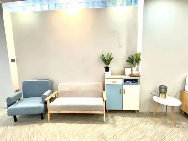 พื้นที่ขายปลีก ให้เช่าในWatthana, Bangkok - มุมรับรองสว่างในพื้นที่ค้าปลีกแบบเปิด เขตวัฒนา มีโซฟาสีพาสเทล ตู้เก็บของ และต้นไม้ตกแต่ง