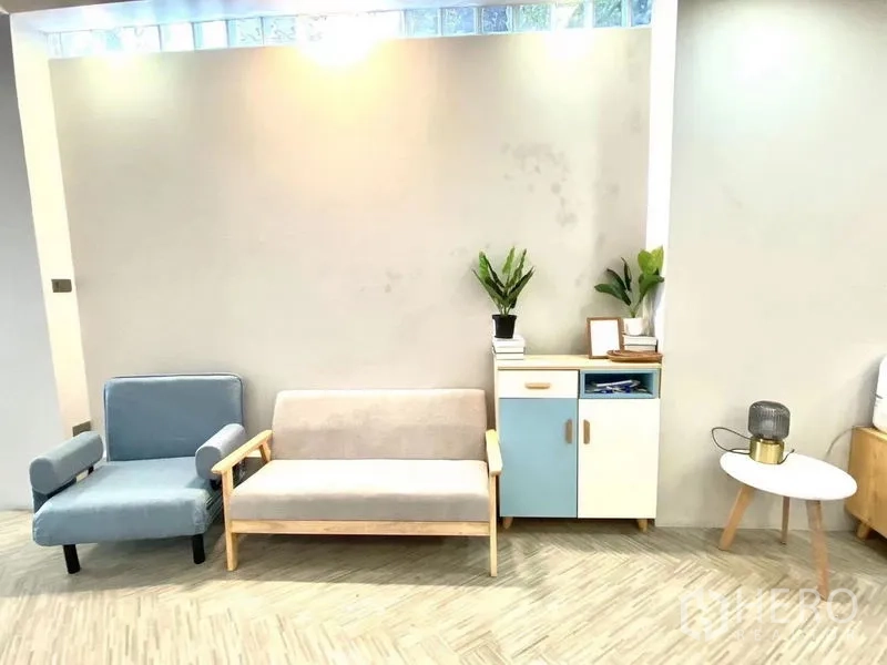 พื้นที่ขายปลีก ให้เช่าในWatthana, Bangkok - มุมรับรองสว่างในพื้นที่ค้าปลีกแบบเปิด เขตวัฒนา มีโซฟาสีพาสเทล ตู้เก็บของ และต้นไม้ตกแต่ง