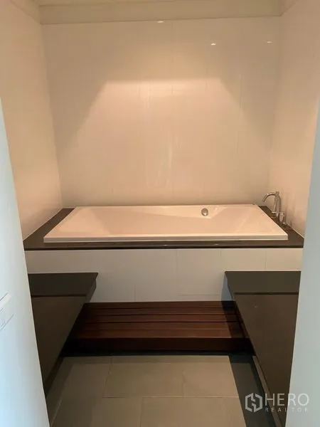 公寓 出租在Khlong Toei, Bangkok - 浴室设嵌入式浸泡浴缸，两侧带长凳。