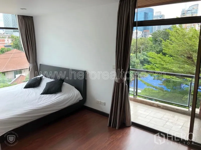 คอนโด ให้เช่าหรือขายในWatthana, Bangkok - ห้องนอนมองเห็นวิวเมืองและยอดไม้จากระเบียงราวกระจก