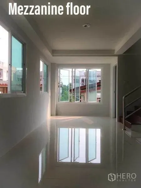 สำนักงานที่บ้าน ให้เช่าในMin Buri, Bangkok - พื้นที่ชั้นลอยเปิดโล่ง พื้นเงา หน้าต่างบานกว้างรับแสงธรรมชาติ