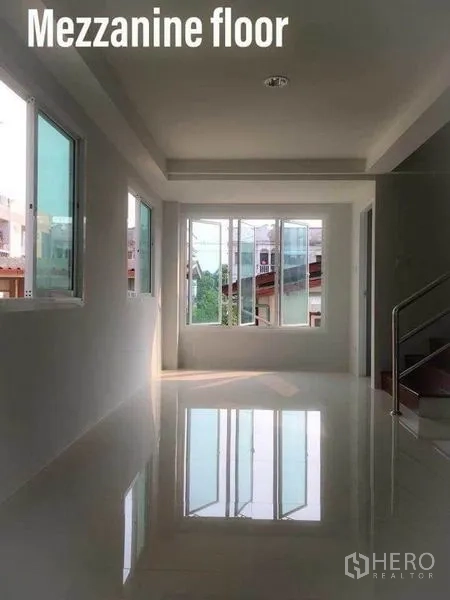 สำนักงานที่บ้าน ให้เช่าในMin Buri, Bangkok - พื้นที่ชั้นลอยเปิดโล่ง พื้นเงา หน้าต่างบานกว้างรับแสงธรรมชาติ