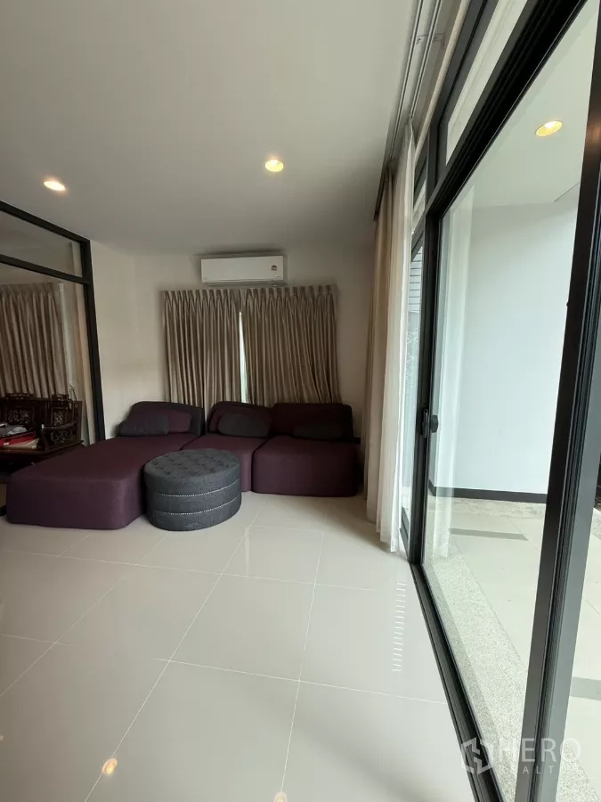 บ้าน ให้เช่าในBang Kapi, Bangkok - ห้องพักผ่อนกระจกบานใหญ่ ประตูบานเลื่อน แอร์ และโซฟา