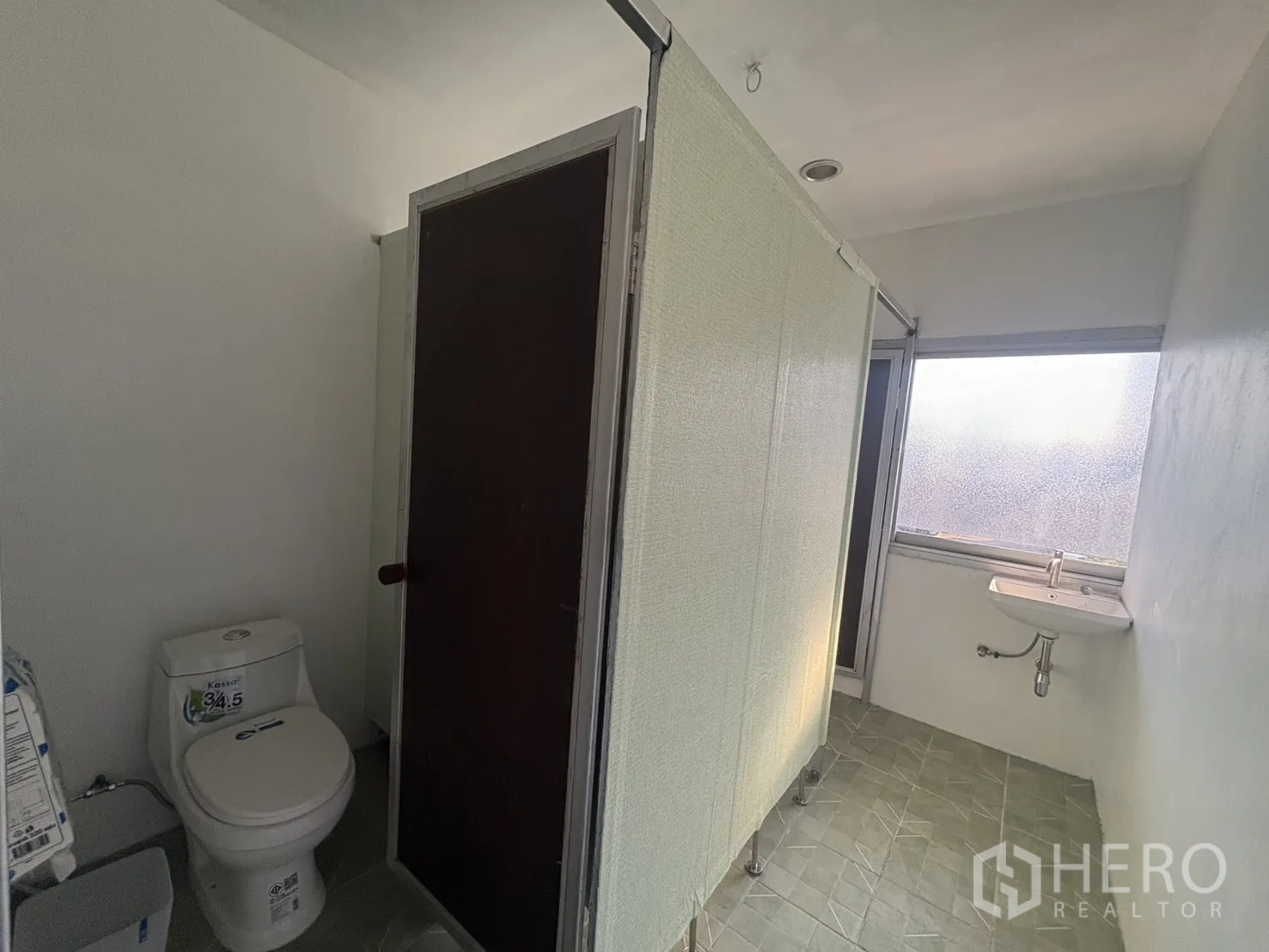 คลังสินค้า ให้เช่าในBang Phli, Samut Prakan - ห้องน้ำพร้อมคูหาและอ่างล้างมือริมหน้าต่าง