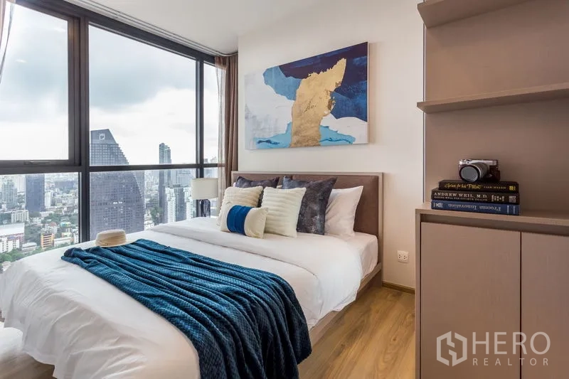 公寓 出租在Khlong Toei, Bangkok - 主卧配大床与转角落地窗，城市全景尽收眼底。