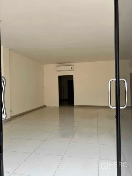 สำนักงานที่บ้าน ให้เช่าในBang Kapi, Bangkok - พื้นที่ชั้นล่างแบบโอเพ่นสเปซ พื้นกระเบื้องสีขาว ไฟฝังฝ้า และเครื่องปรับอากาศติดผนัง