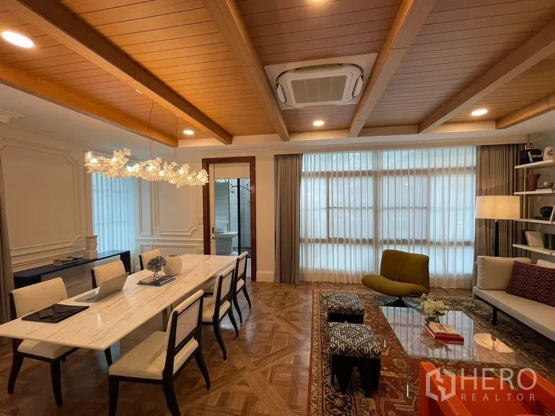 บ้าน ให้เช่าหรือขายในSaphan Sung, Bangkok - ห้องรับประทานอาหารและนั่งเล่น เพดานคานไม้ โต๊ะหินอ่อนยาว และหน้าต่างบานใหญ่