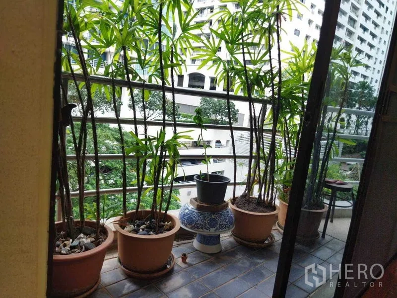 คอนโด ให้เช่าในPathum Wan, Bangkok - ระเบียงพร้อมกระถางดินเผาและต้นไม้ มองเห็นคอร์ตยาร์ดและอาคาร