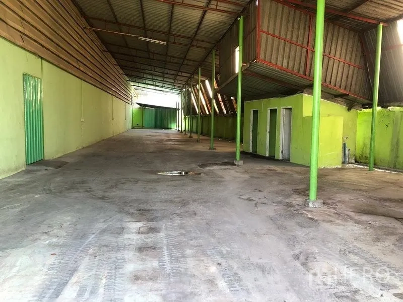 Factory for rent in Sam Khok, Pathum Thani - Deep production hall with ventilation panels, center columns, and utility rooms to the side.