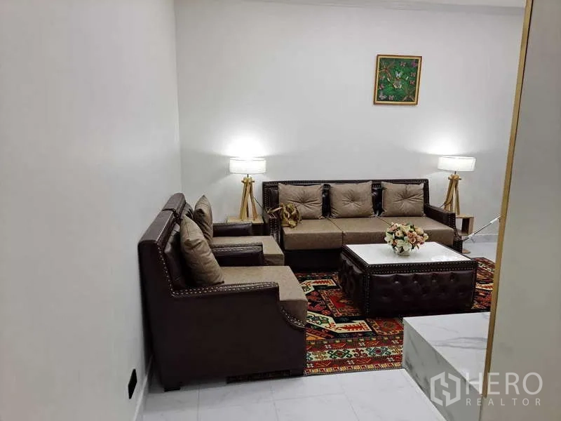 คอนโด ให้เช่าในKhlong Toei, Bangkok - มุมนั่งเล่นสบาย ๆ โซฟา 3 ที่นั่ง อาร์มแชร์ และโต๊ะกลางบุนวม