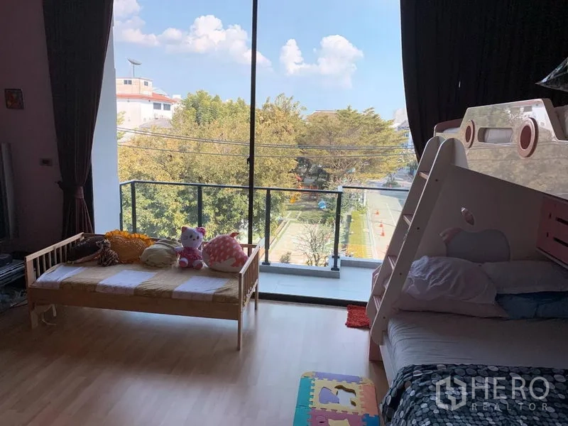 ทาวน์เฮาส์ ให้เช่าหรือขายในChatuchak, Bangkok - ห้องนอนเด็กกว้างขวาง เตียงสองชั้น กระจกเต็มผนังเชื่อมระเบียง