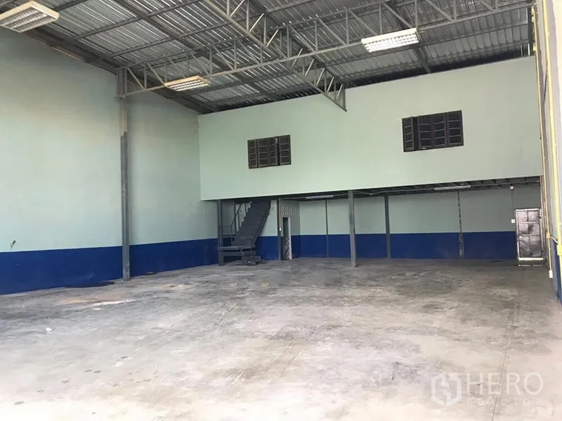 คลังสินค้า ให้เช่าในLat Krabang, Bangkok - พื้นที่โกดังโล่งพร้อมชั้นลอย บันได และช่องลมระบายอากาศ