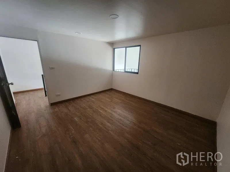 Warehouse for rent in Suan Luang, Bangkok - Private upper-level room with a window and wood-look floors.