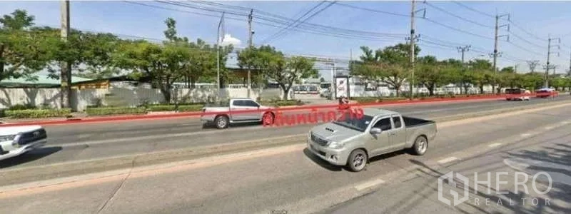 ที่ดิน ให้เช่าในSuan Luang, Bangkok - ถนนหลายช่องจราจรหน้าที่ดิน มีต้นไม้และเสาไฟ แสดงการเข้าถึงสะดวกและการมองเห็นเด่นชัด