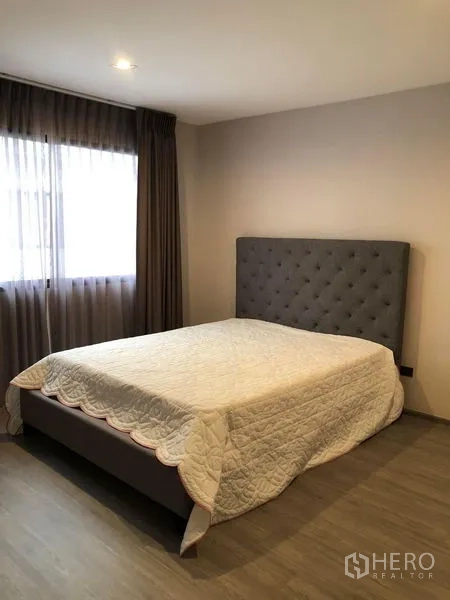 联排别墅 出租在Lat Phrao, Bangkok - 次卧温馨，软包床头、大窗与木地板。