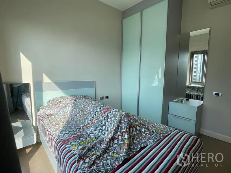 คอนโด ขายในKhlong Toei, Bangkok - ห้องนอนรองพร้อมตู้เสื้อผ้าบานเลื่อนฝ้า กระจกเงา และแสงธรรมชาติ