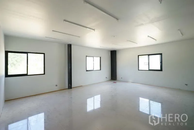 工厂 出租在Chon Buri - 明亮的二层办公室，设有窗户与线性LED灯