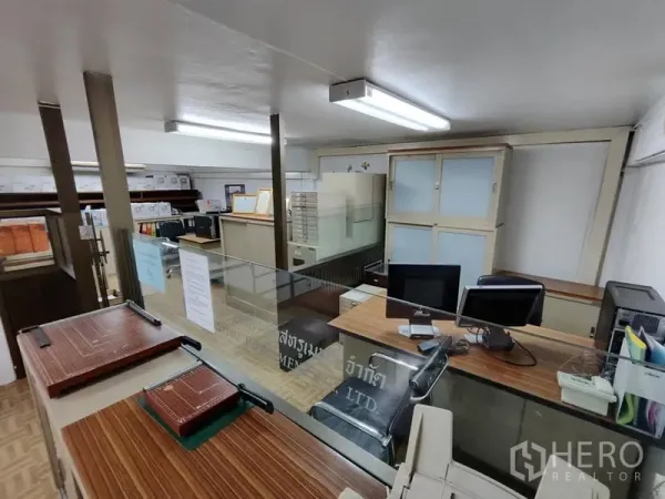店屋 出租在Sathon, Bangkok - 接待与档案区，带玻璃隔断、办公桌与电脑。