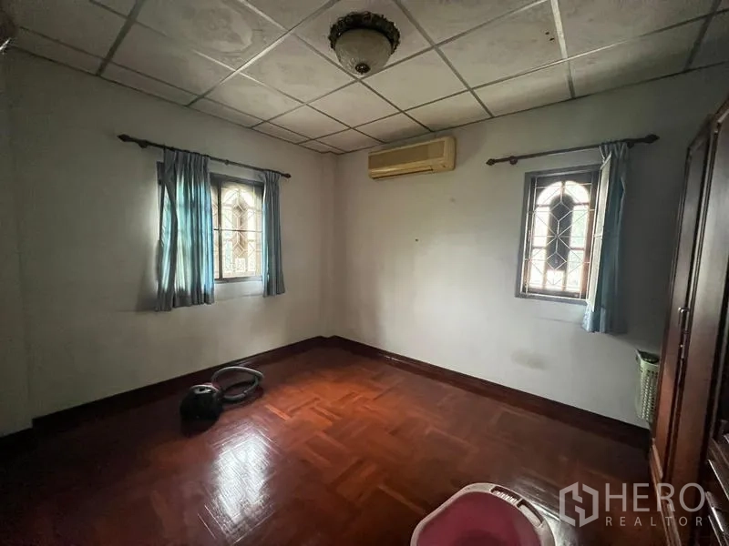 บ้าน ขายในPhra Khanong, Bangkok - ห้องนอนรอง พื้นปาร์เกต์ หน้าต่างสองด้าน และเครื่องปรับอากาศติดผนัง