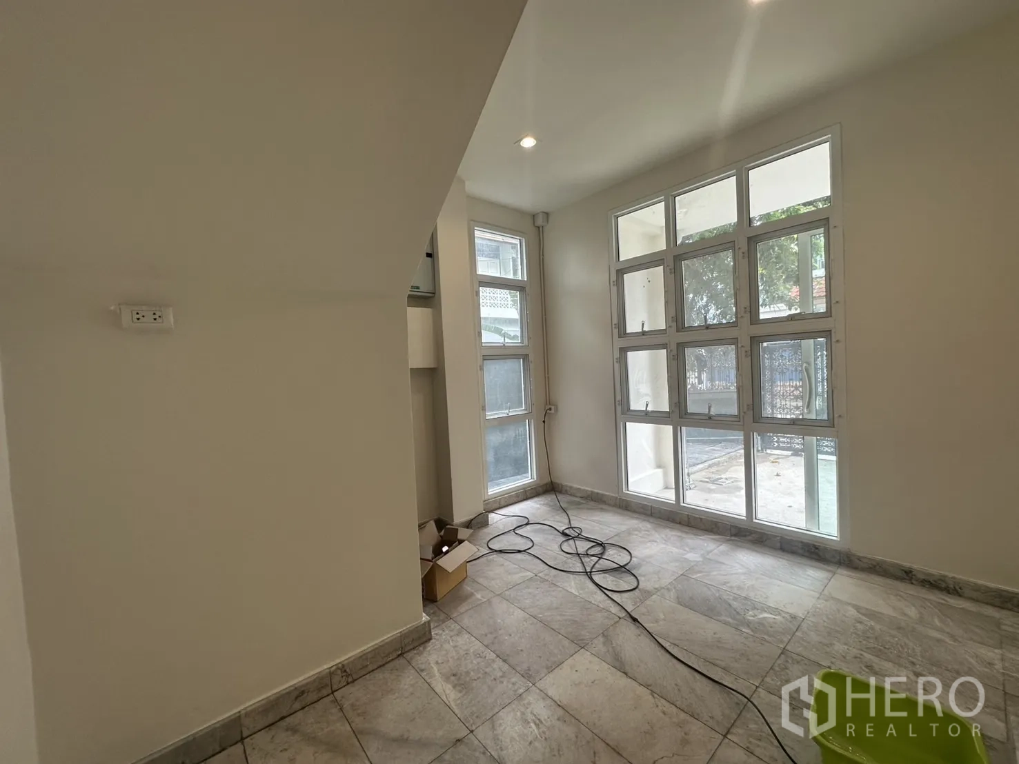 สำนักงานที่บ้าน ให้เช่าในKhlong Toei, Bangkok - มุมทำงานสว่างด้วยหน้าต่าง格กริดมองเห็นลานด้านหน้า