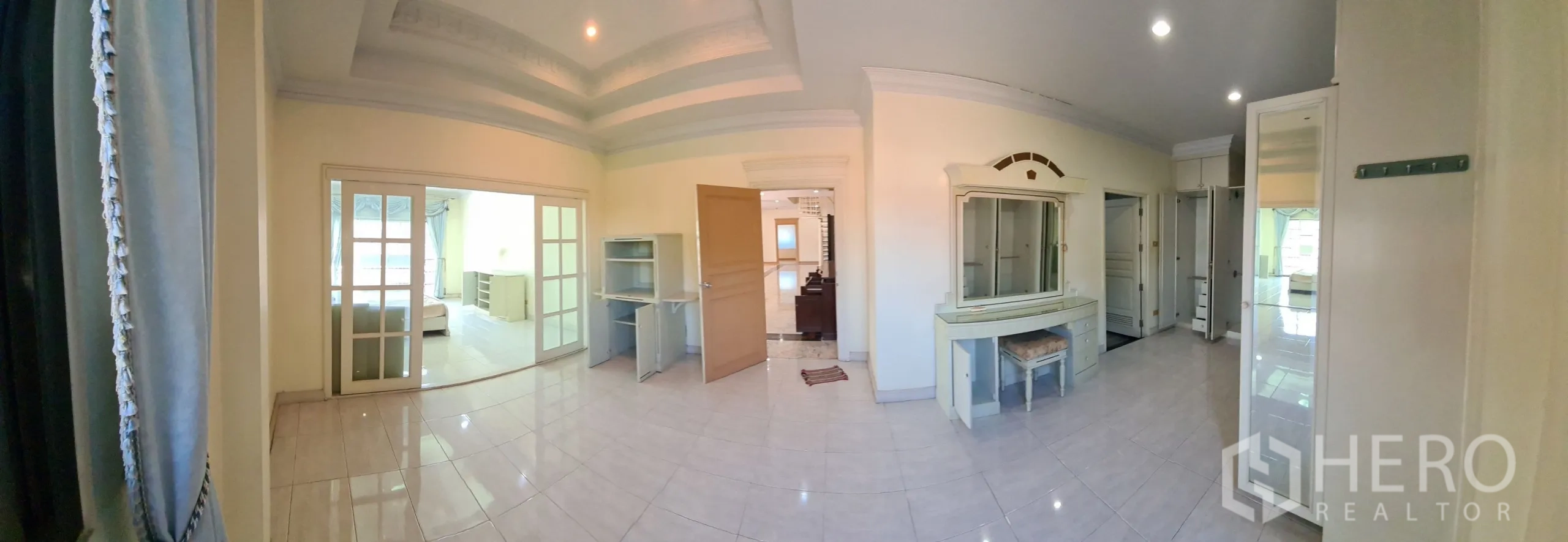 บ้าน ขายในChatuchak, Bangkok - ห้องนอนขนาดใหญ่ พร้อมประตูบานเลื่อนและโต๊ะเครื่องแป้งบิวท์อิน