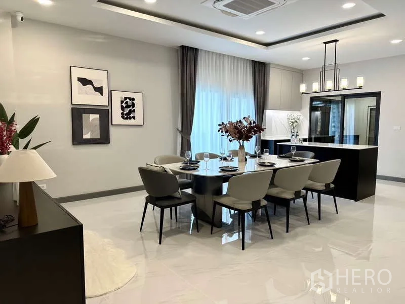 บ้าน ให้เช่าในBang Phli, Samut Prakan - โซนรับประทานอาหารเชื่อมแพนทรี ติดประตูกระจกสไลด์เข้าครัว