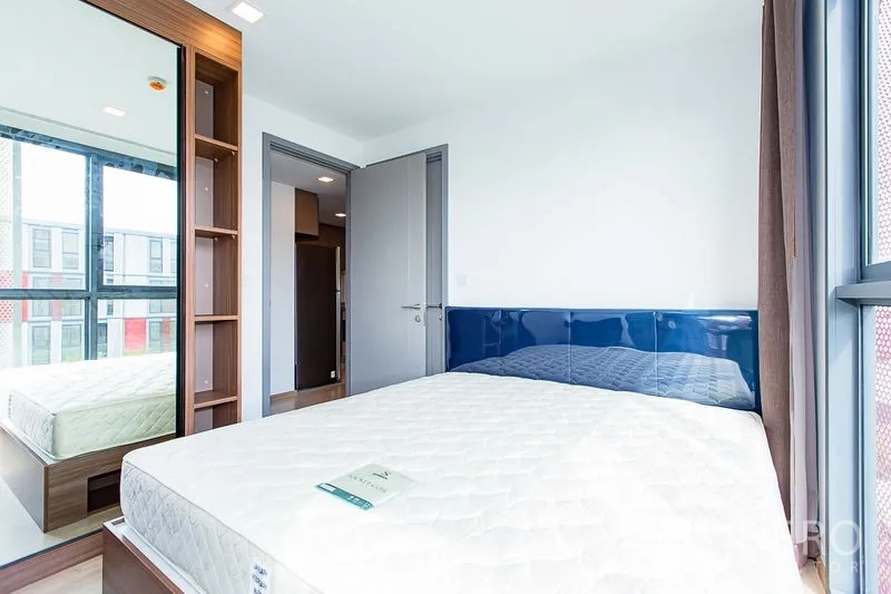 คอนโด ให้เช่าในWatthana, Bangkok - ห้องนอนสว่างพร้อมเตียงควีน หัวเตียงสีน้ำเงิน หน้าต่างเต็มบาน และตู้เสื้อผ้าบิลต์อิน