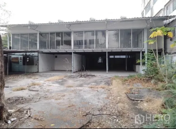 คลังสินค้า ให้เช่าหรือขายในBang Kho Laem, Bangkok - ลานด้านหน้ากว้างเชื่อมสู่อาคารโกดังยกใต้ถุน มีพื้นที่จอดรถและขนถ่ายสินค้าในร่ม