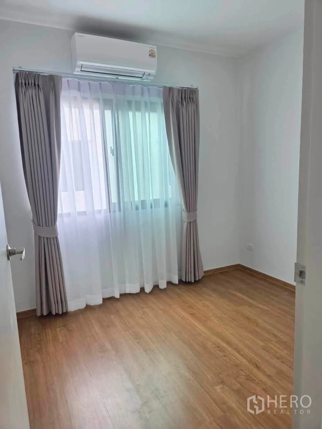 联排别墅 for rent in Bang Phli, Samut Prakan - 卧室配空调、窗帘与木质地板，采光良好。