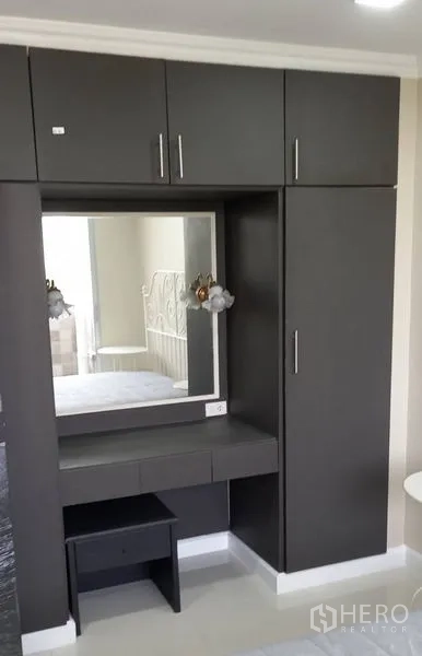 คอนโด ให้เช่าในWatthana, Bangkok - ตู้เสื้อผ้าบิลท์อินพร้อมโต๊ะเครื่องแป้งและกระจก