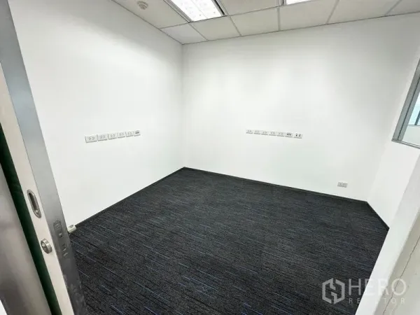 สำนักงาน ให้เช่าในWatthana, Bangkok - ห้องทำงานหรือห้องประชุมขนาดกะทัดรัด พรมสีเข้ม พร้อมปลั๊กไฟและพอร์ตดาต้าหลายจุด